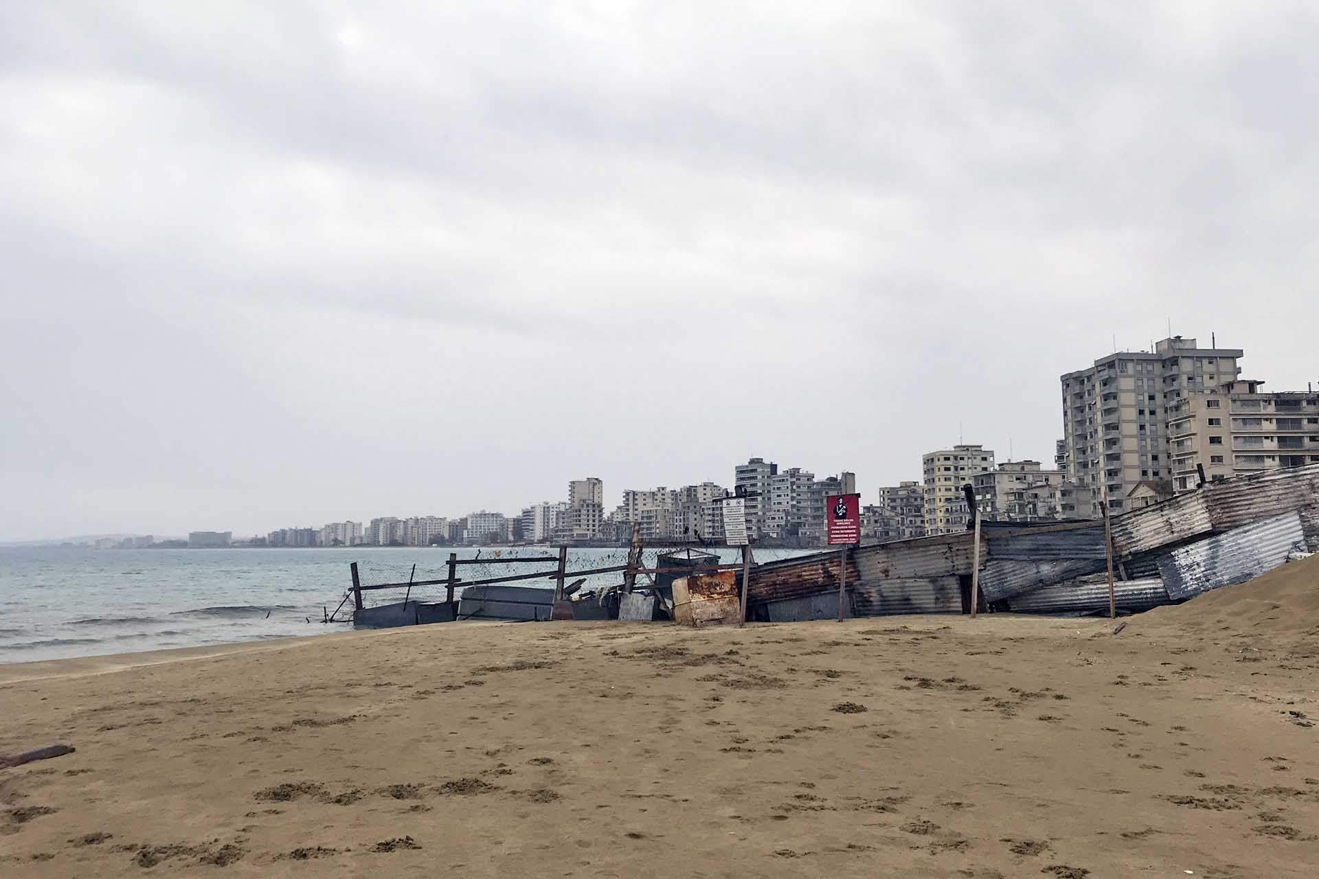 Una barrera improvisada bloquea el acceso a Varosha (Chipre), un antiguo y glamuroso complejo turístico / Foto: Capitán Swing