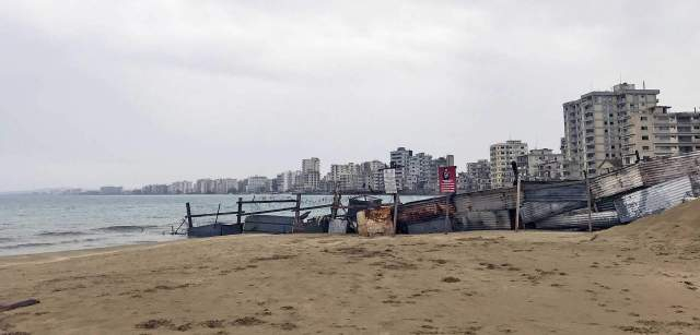 Una barrera improvisada bloquea el acceso a Varosha (Chipre), un antiguo y glamuroso complejo turístico / Foto: Capitán Swing