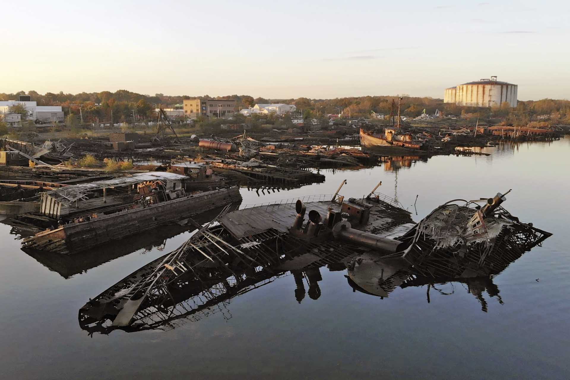 Vista de un cementerio de barcos en Arthur Kill, el estrecho intermareal que separa Nueva Jersey y Staten Island (Nueva York) / Foto: Capitán Swing