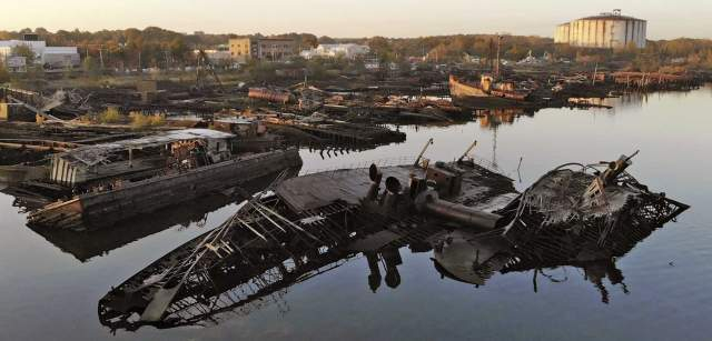 Vista de un cementerio de barcos en Arthur Kill, el estrecho intermareal que separa Nueva Jersey y Staten Island (Nueva York) / Foto: Capitán Swing