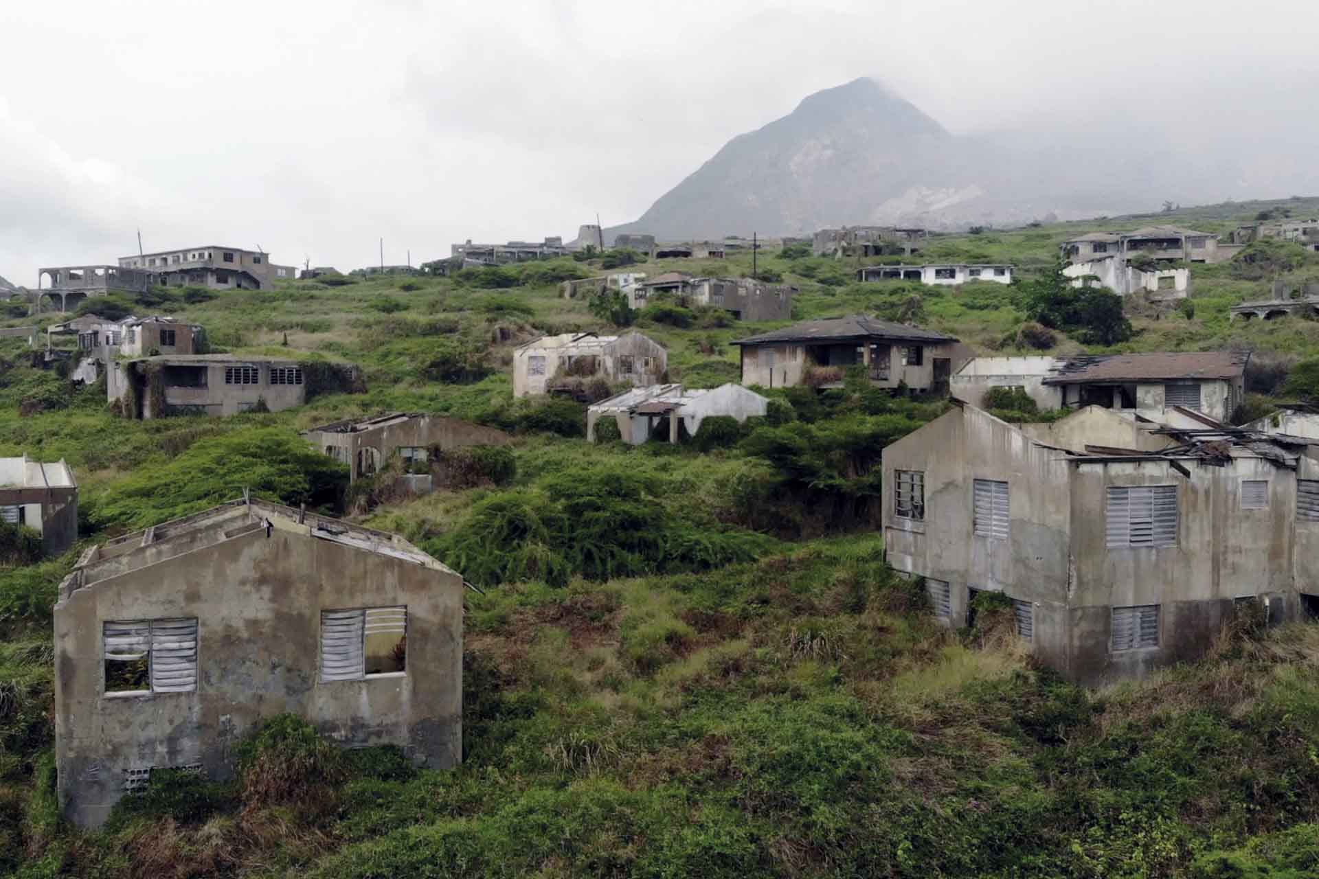 Casas abandonadas del territorio británico de ultramar en Plymouth (Montserrat), evacuadas por la actividad volcánica en 1996 / Foto: Capitán Swing