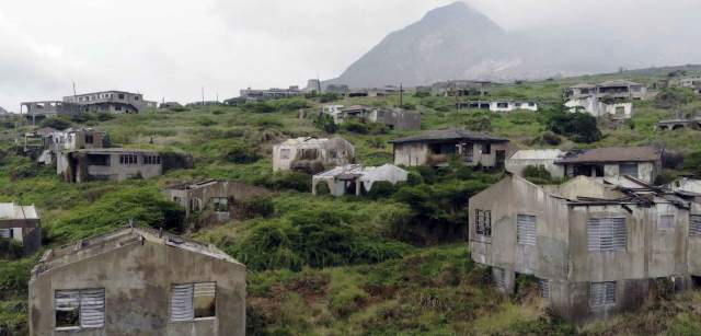 Casas abandonadas del territorio británico de ultramar en Plymouth (Montserrat), evacuadas por la actividad volcánica en 1996 / Foto: Capitán Swing