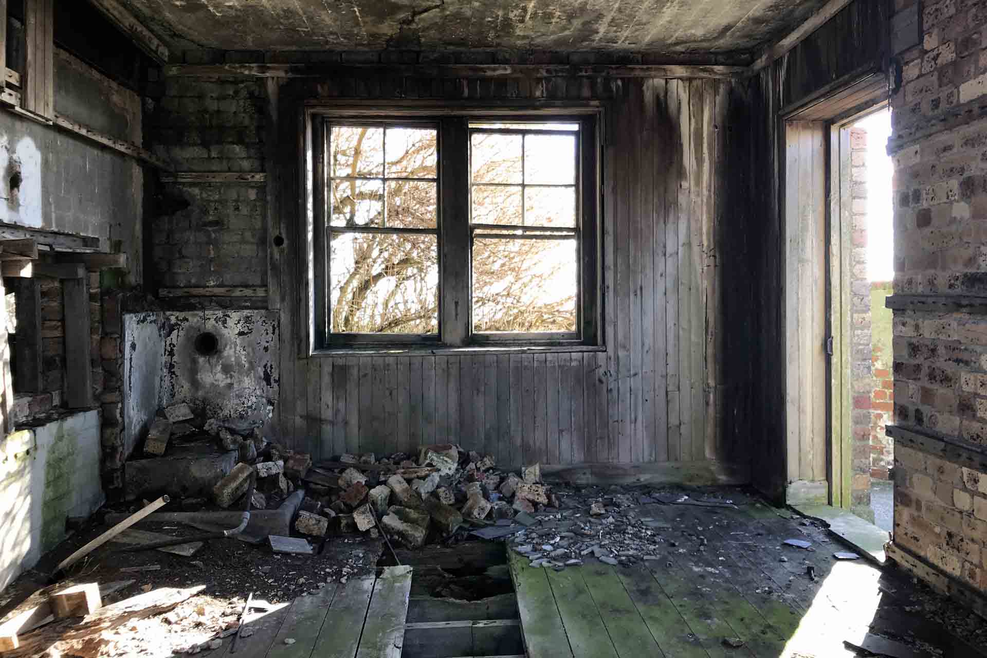 El antiguo cuartel de oficiales en ruinas en isla de Inchkeith Firth of Forth, Escocia (Reino Unido) / Foto: Capitán Swing