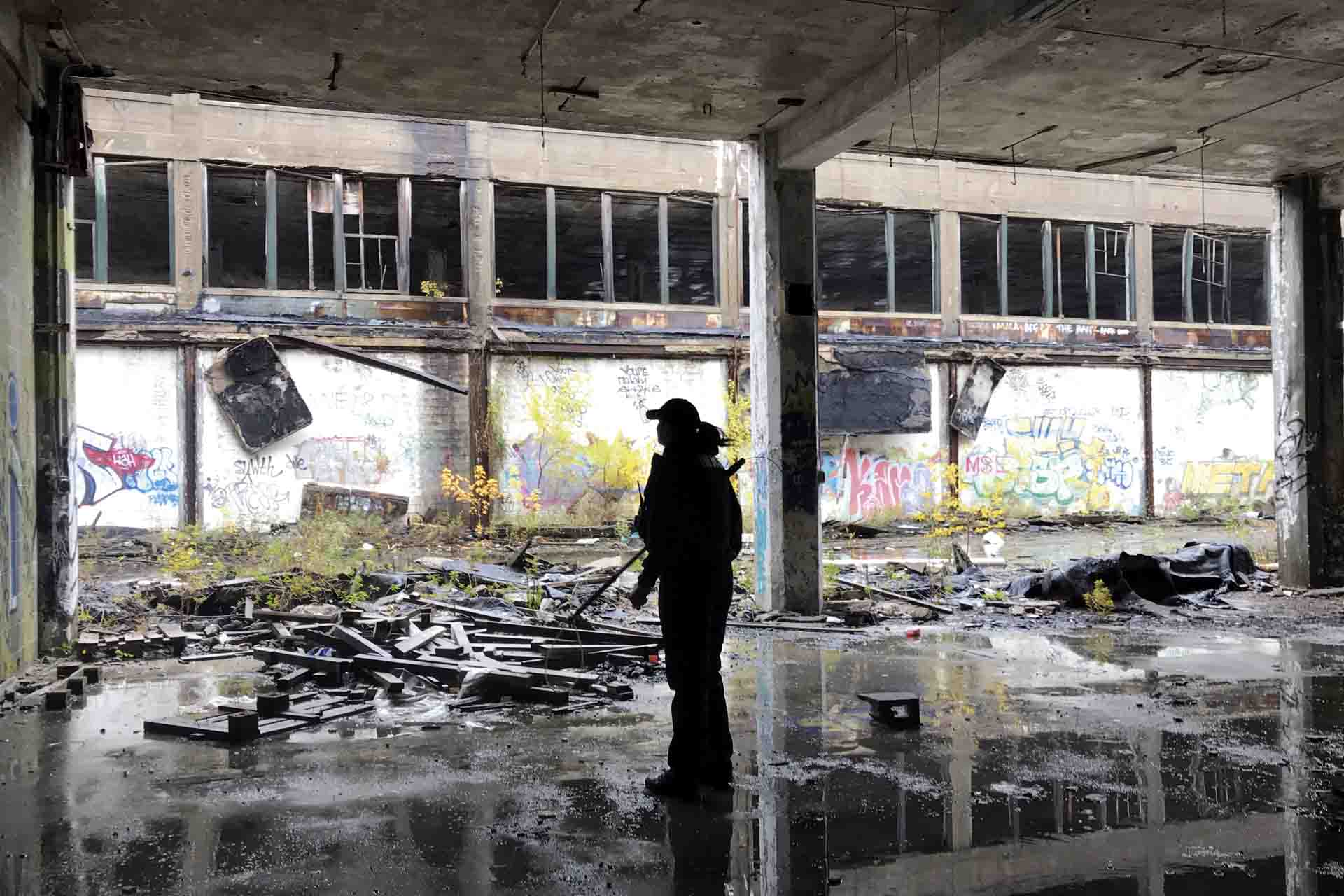 Elise Ramsay, de la Michigan Human Society busca perros callejeros en la planta de Packard en Detroit (EE UU) / Foto: Capitán Swing