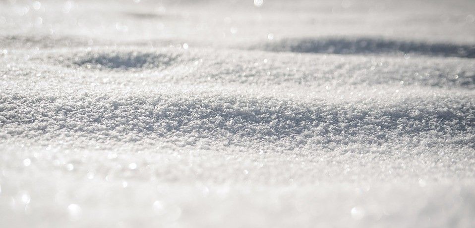 La nieve está cargada eléctricamente y pierde sus electrones en contacto con la silicona / Foto: Jarmoluk