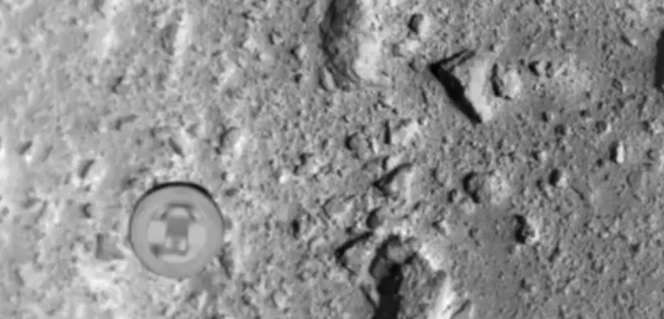 La cabeza detonadora descendiendo sobre la superficie del asteroide / Foto: JAXA