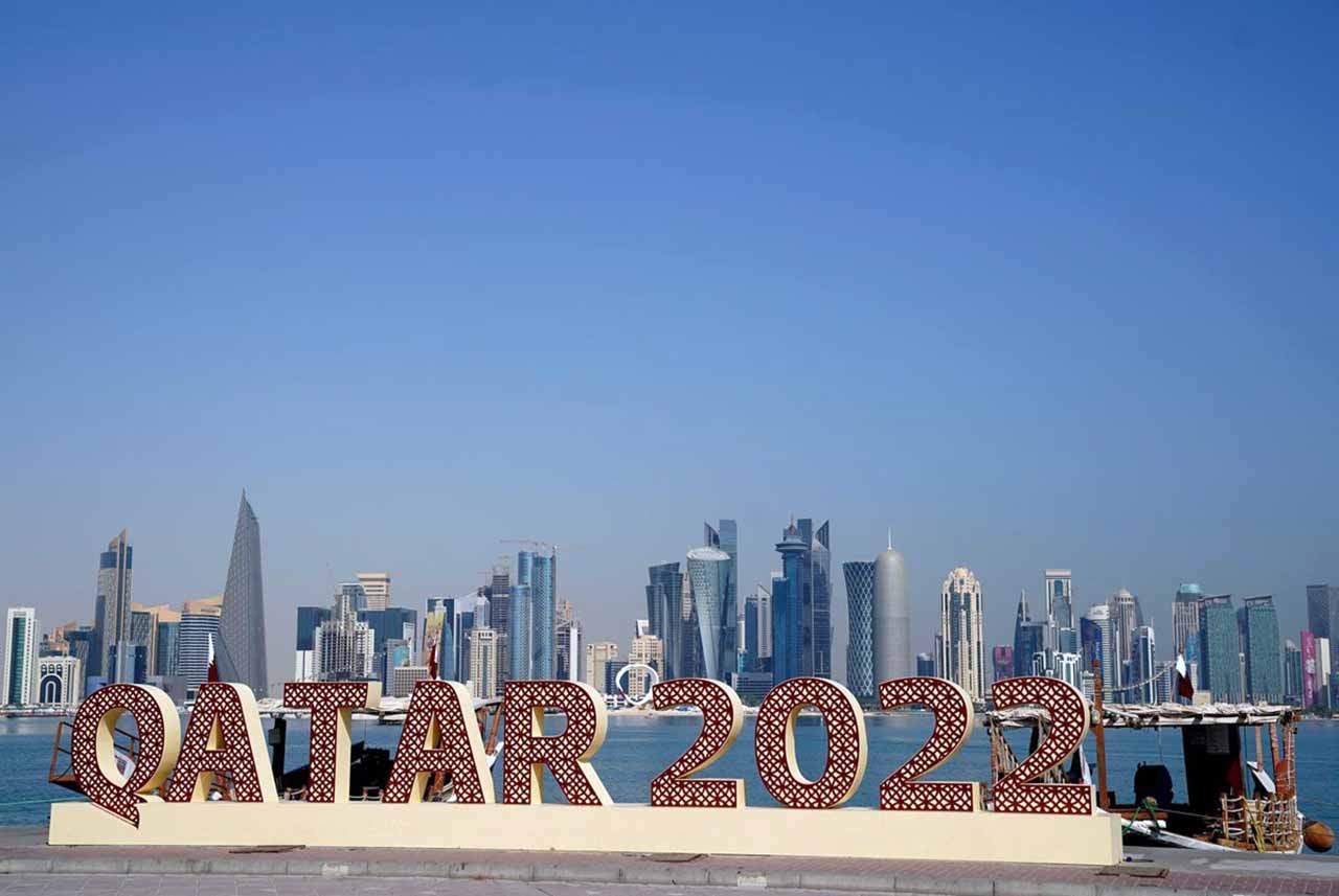 Un cartel de Qatar 2022 se muestra en la Corniche de Doha antes de la Copa Mundial de la FIFA Qatar 2022 / Foto: EP