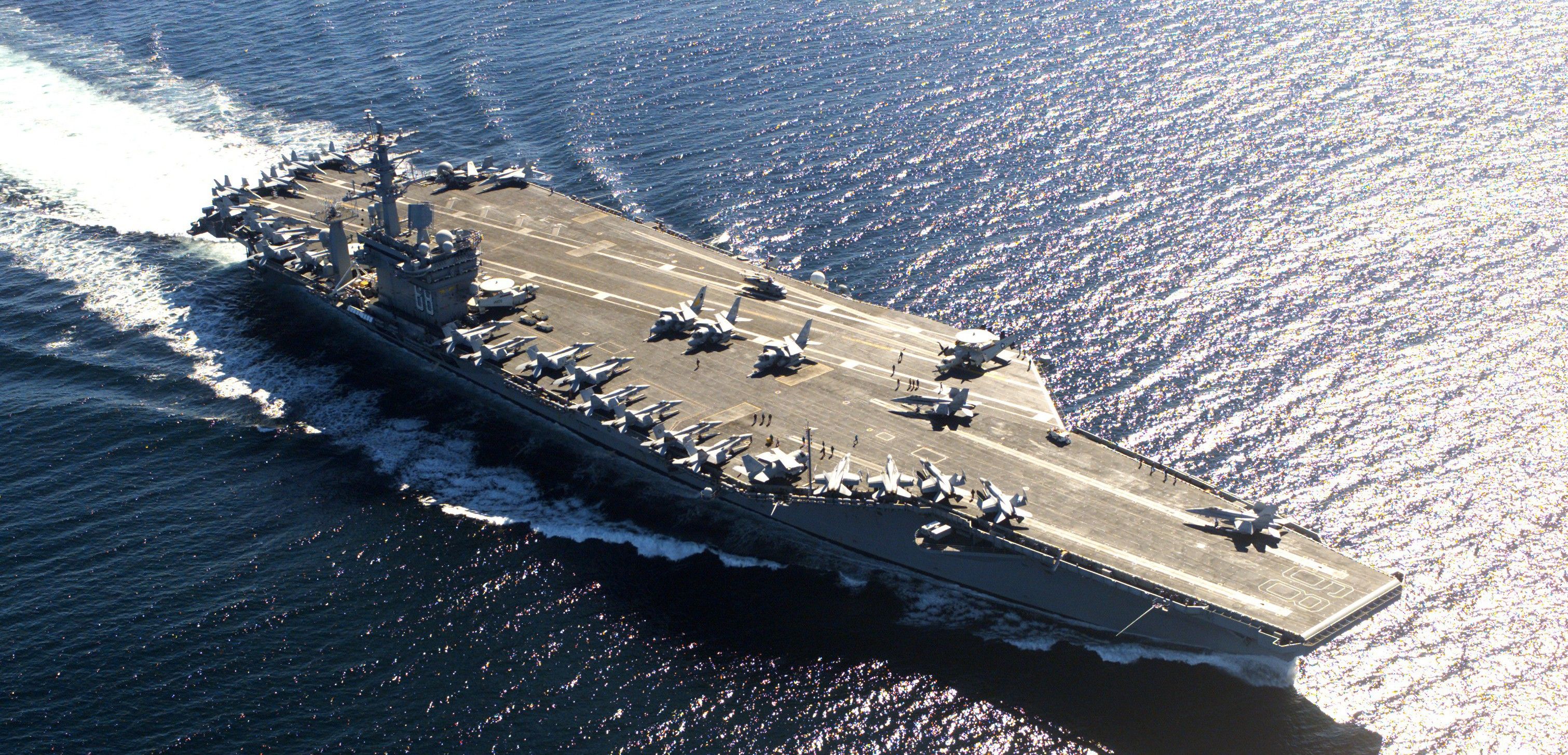 Portaaviones estadounidense Nimitz navegando por aguas canadienses / Foto: Wikipedia