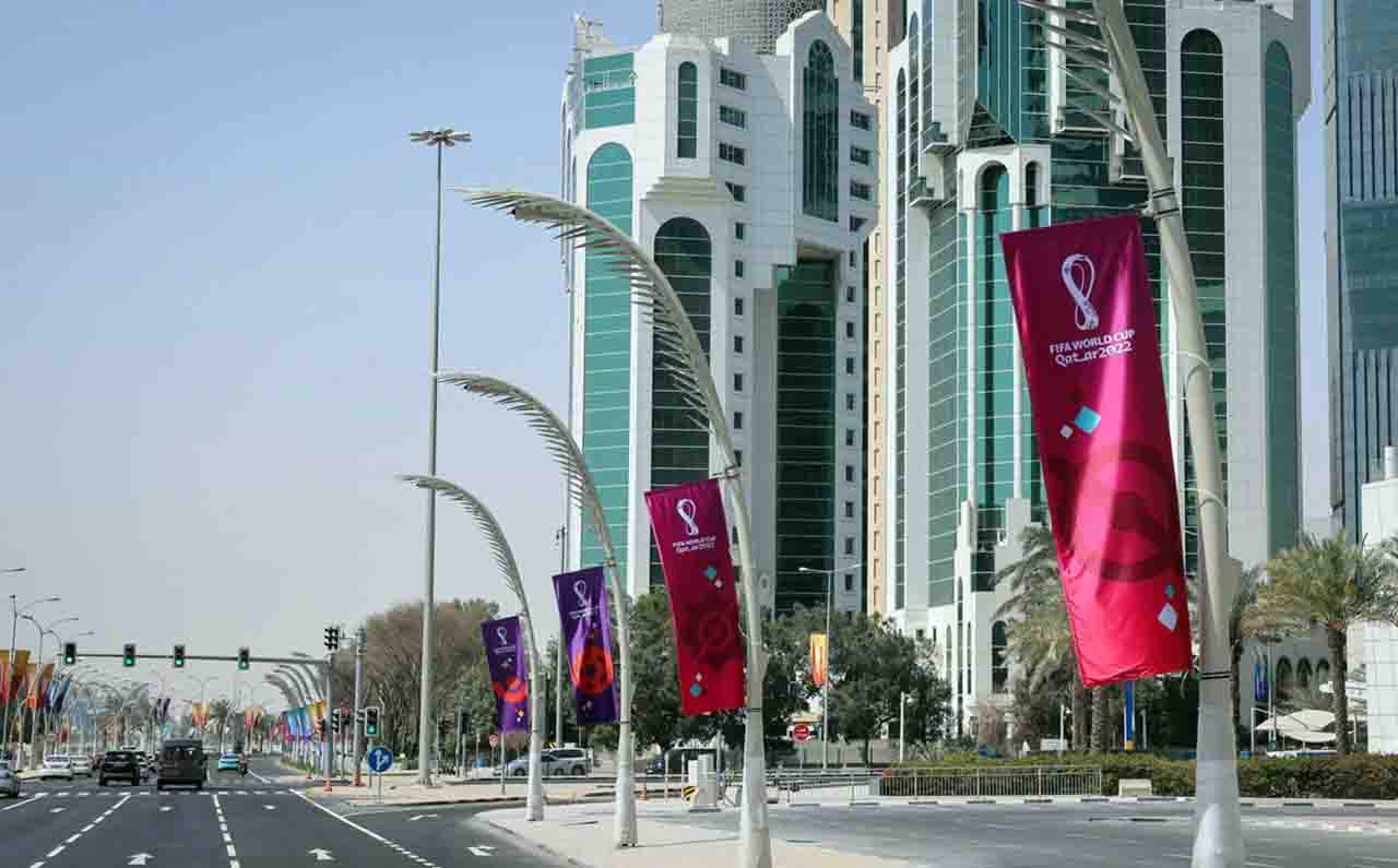 Imagen de archivo de banderas del Mundial de fútbol en una calle de Doha, Catar / Foto: EP