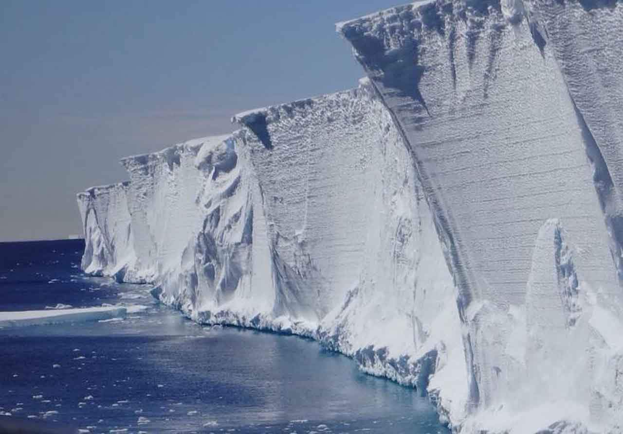 Fibras plásticas sintéticas en muestras de aire, agua de mar y hielo en la Antártida / Foto: Universidad de Oxford