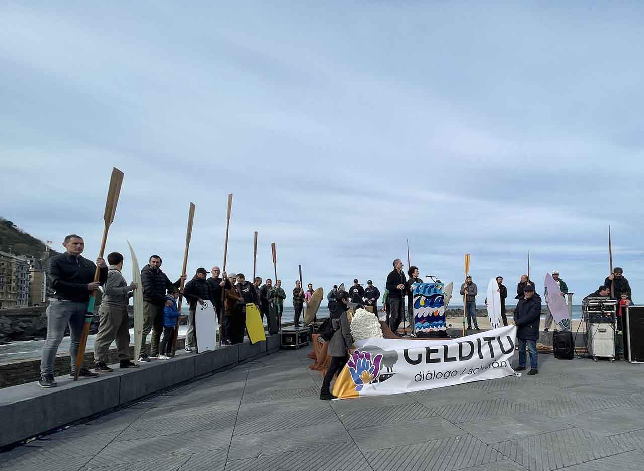 Solicitan la paralización preventiva de la incineradora de Zubieta. Escenificación del vertido a la regata Arkaitzerreka, producido en mayo de 2020 en el entorno de la incineradora / Foto: GuraSOS