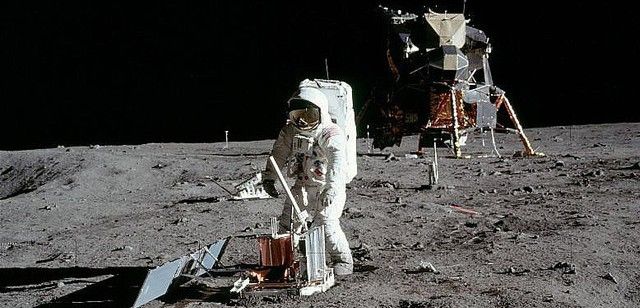 El astronauta Buzz Aldrin frente al módulo en el que bajaron al satélite los primeros humanos / Foto: NASA