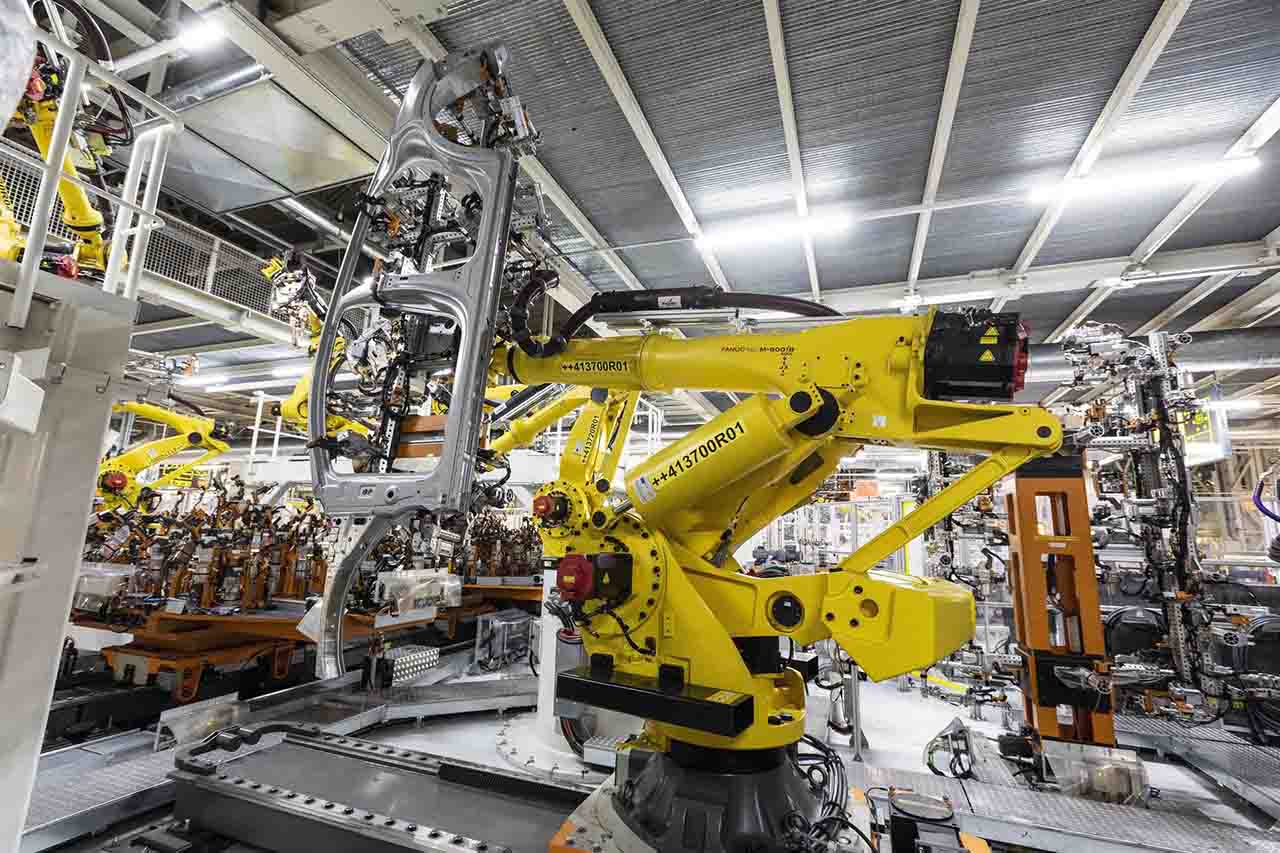 Robot de Seat que permite levantar hasta 400 kilos. España, sexto país de la UE que más invierte en I+D en 2021 / Foto: EP