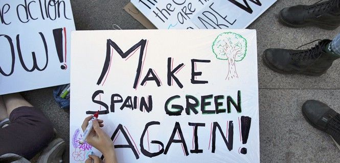 Carteles con mensajes a favor del clima / Foto: EP