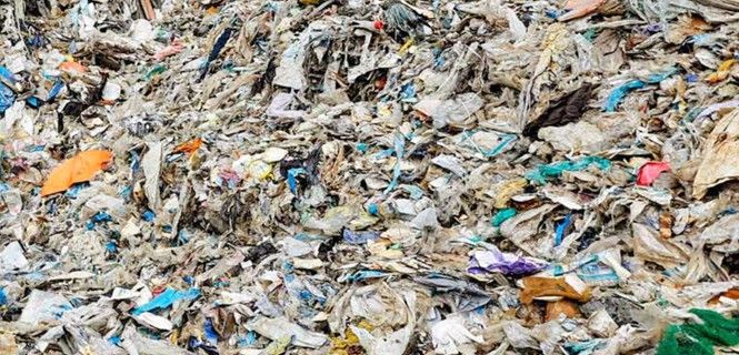 Restos plásticos en un vertedero / Foto: Greenpeace