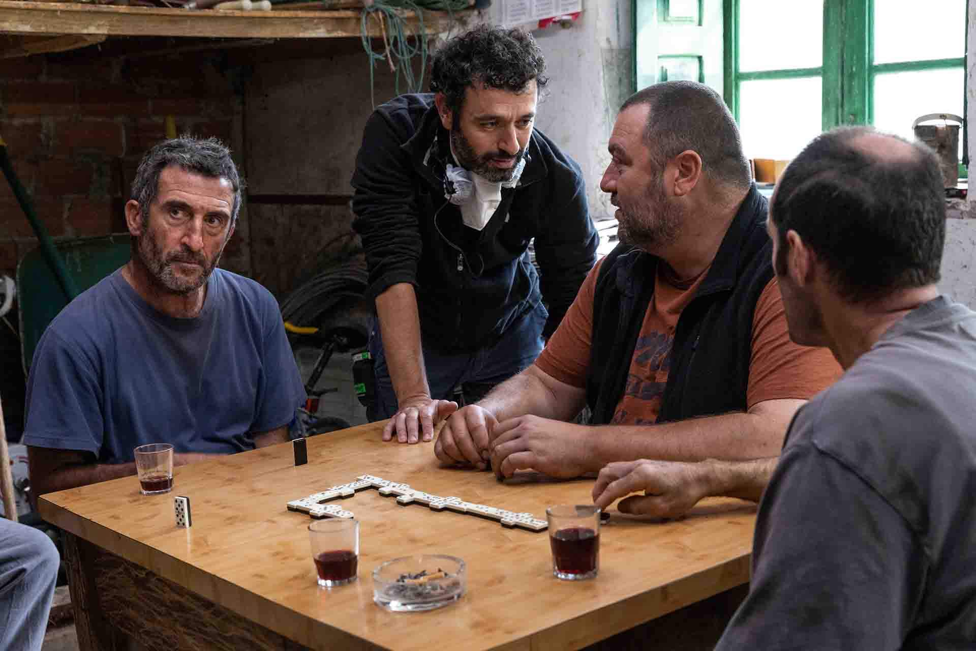 Rodaje de 'As bestas' de izquierda a derecha: Luis Zahera (actor), Denis Ménochet (actor), Rodríguez Sorogoyen (director), Diego Anido (actor) / Foto: Lucia Faraig