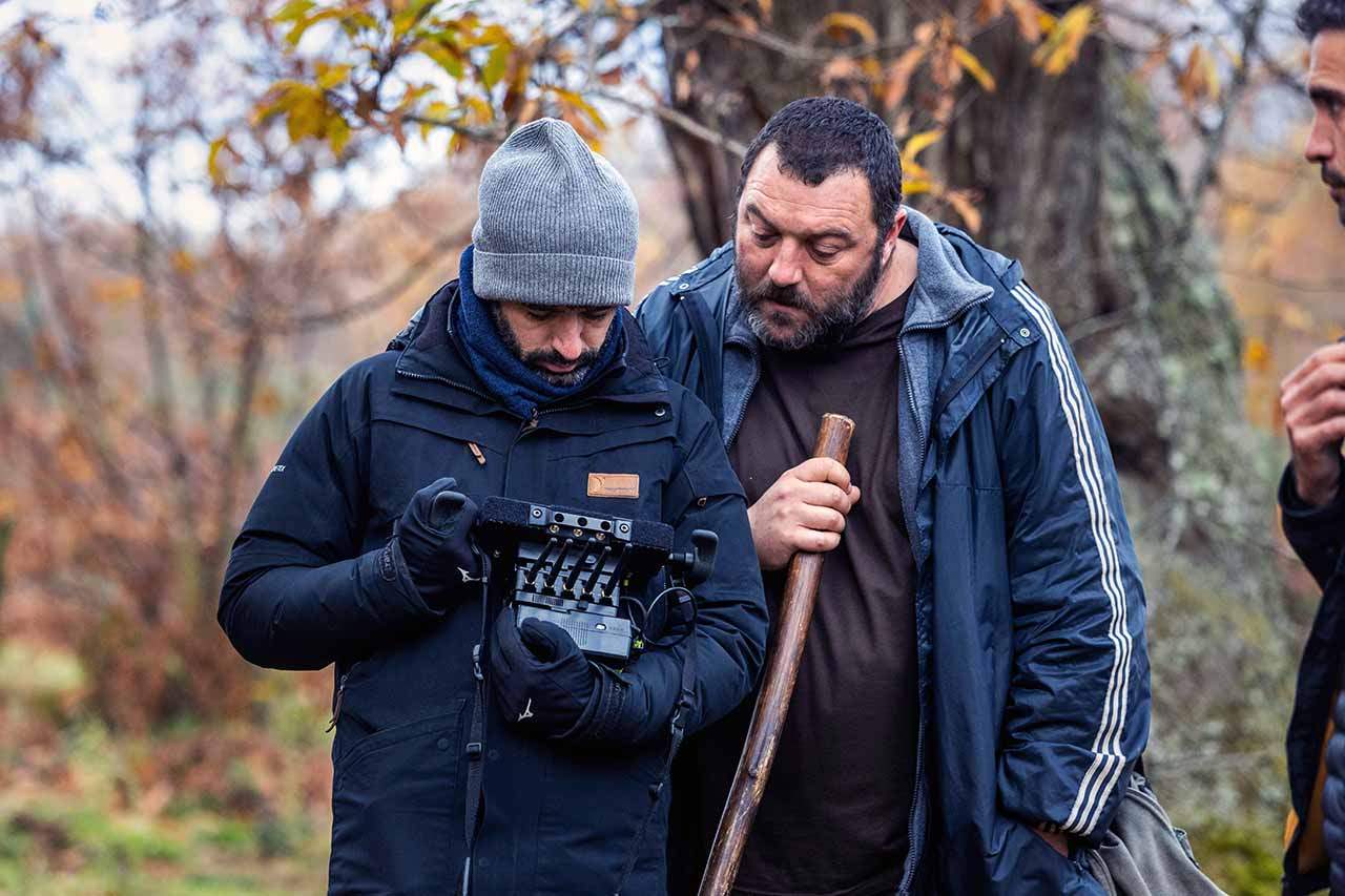 El director Rodríguez Sorogoyen junto al actor Denis Ménochet en una de las localizaciones donde se rodó el filme 'As bestas' / Foto: Lucia Faraig