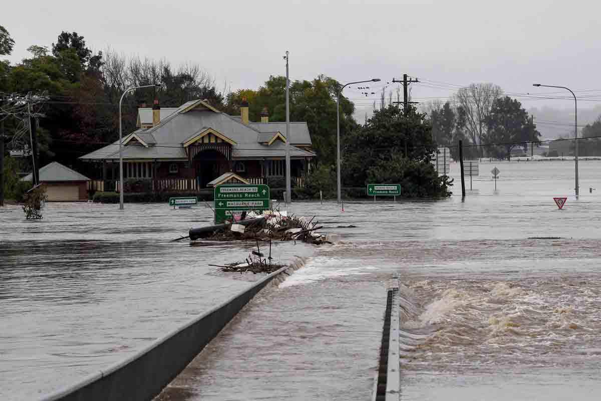 OCDE pide que se tomen medidas para evitar el punto de no retorno. El puente de Windsor queda sumergido bajo las aguas del río Hawkesbury, Sidney, Australia / Foto: EP