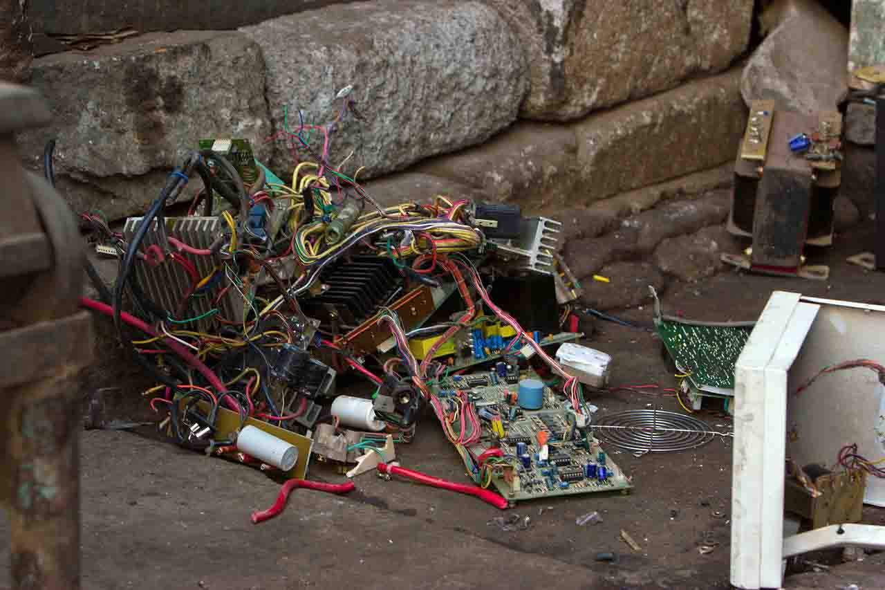 Varios restos de residuos peligrosos  / Foto: Wikipedia