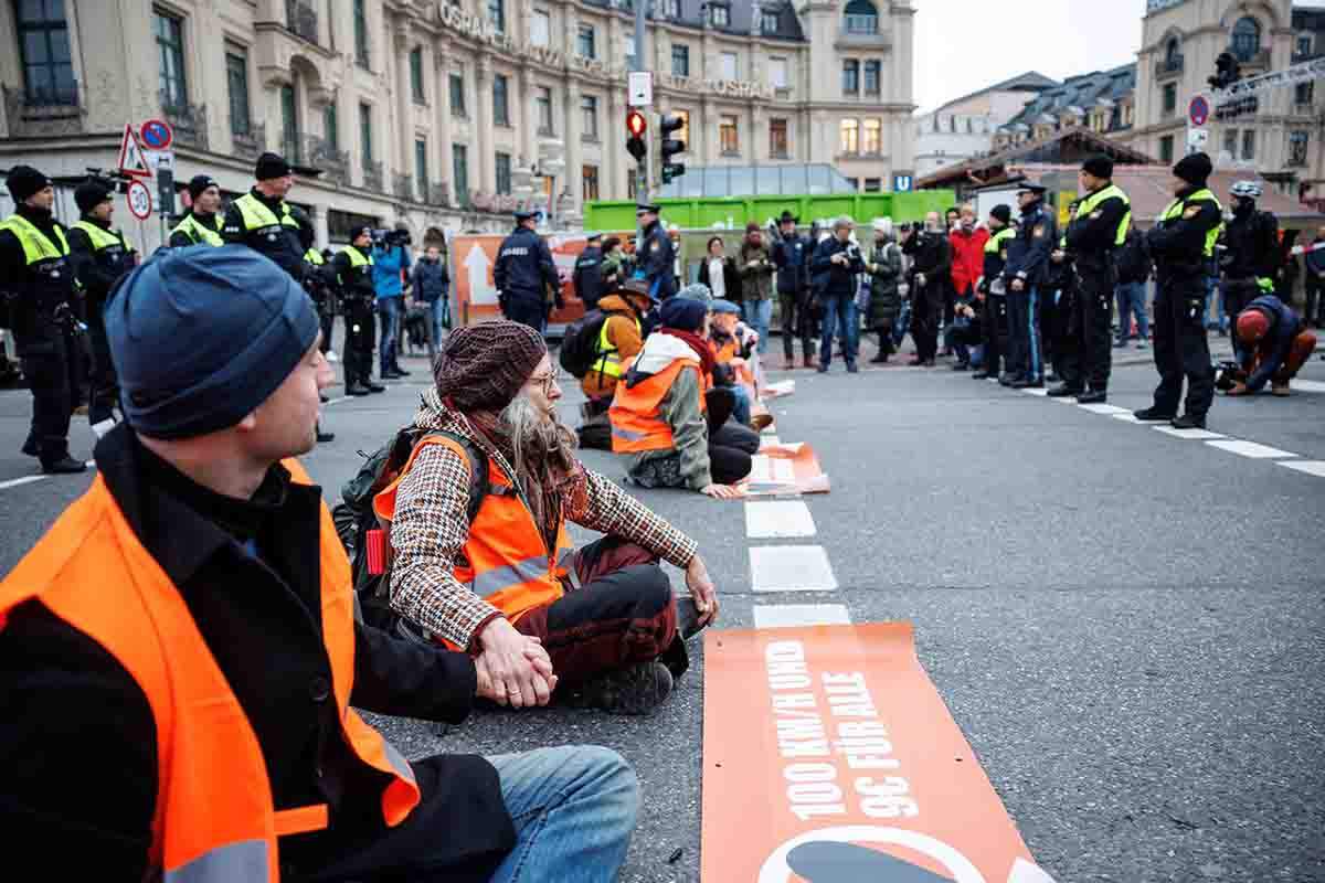 Activistas climáticos se pegan al asfalto en acción de desobediencia pacifica / Foto: Matthias Balk