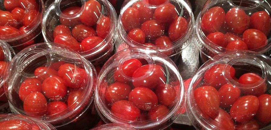 Tomates envasados con un exceso innecesario de plástico / Foto: Greenpeace