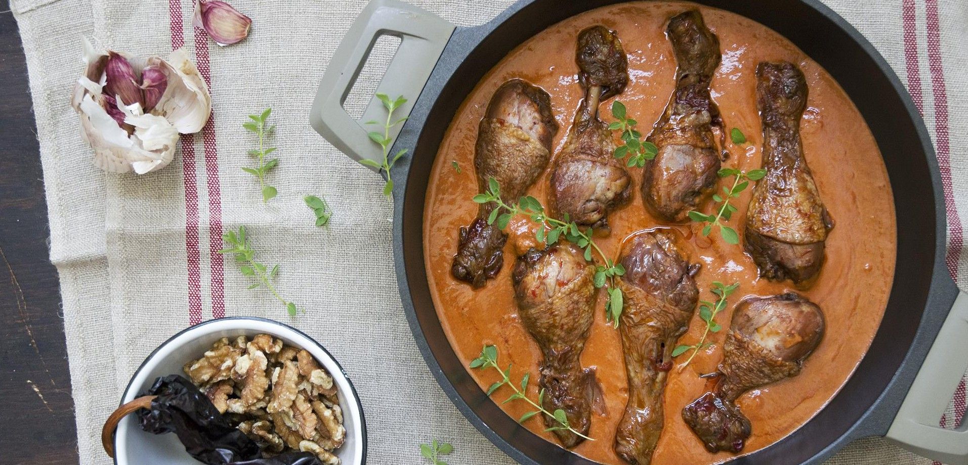 Un plato preparado con muslos de ave / Foto: Manu Catman