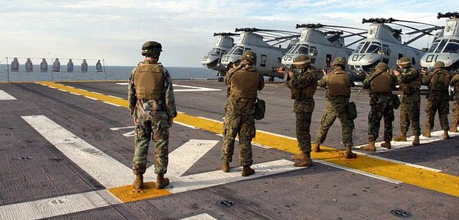 Marines haciendo prácticas de tiro en la cubierta de un portaaviones / Foto: Wikipedia