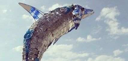 Estatua de un delfín confeccionado con desechos recogidos en la playa el año pasado destinado a la concienciación / Foto: Ajuntament de Barcelona