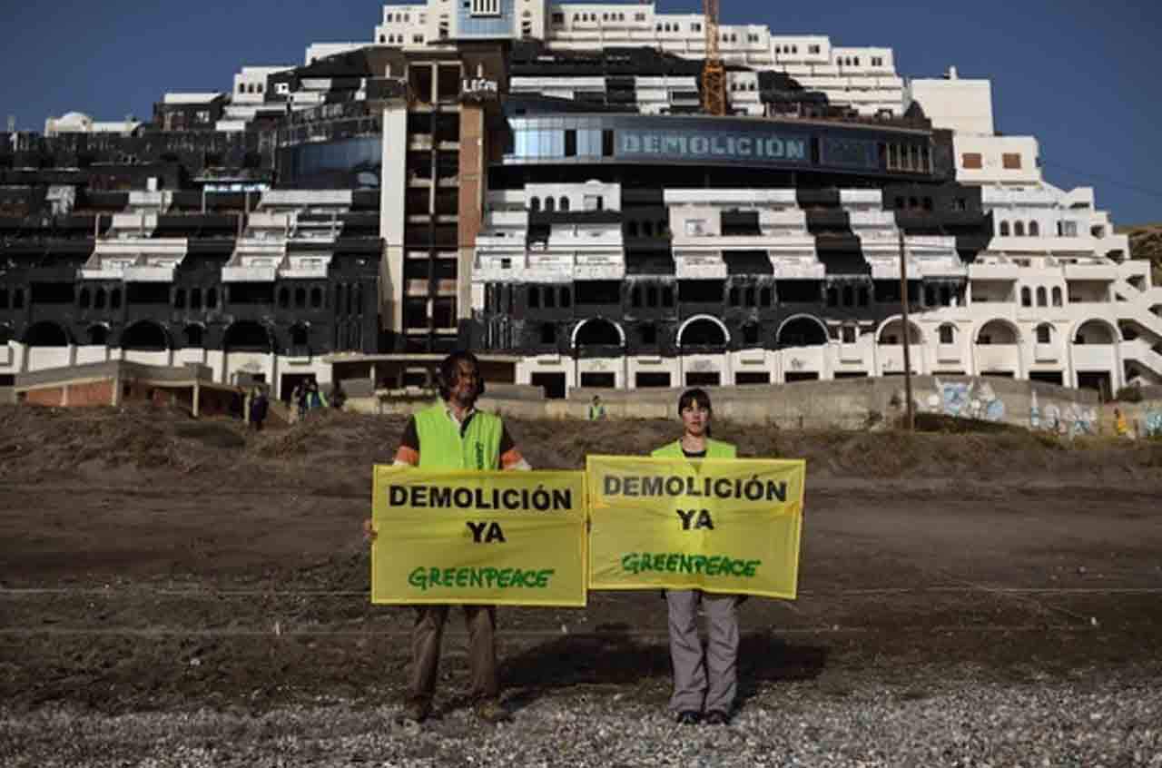 Activistas de Greenpeace frente al hotel de El Algarrobico / Foto: Greenpeace