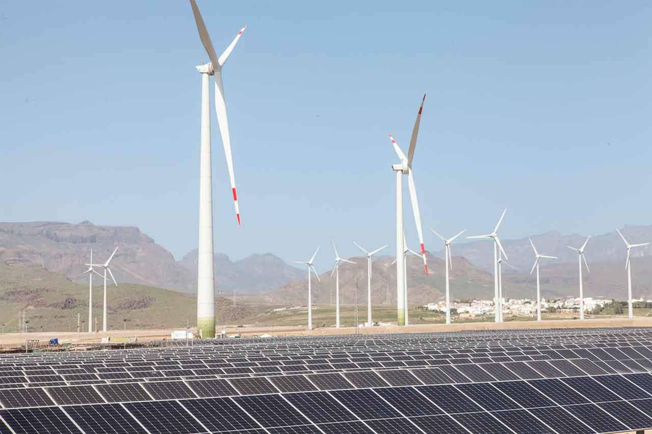 Aerogeneradores y paneles en San Bartolomé de Tirajana, Gran Canaria, Canarias (España). Plantas de energía renovable / Foto: EP