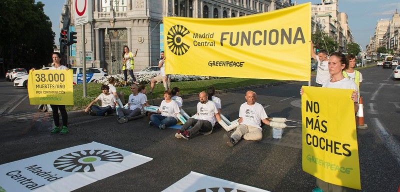 Activistas bloqueando esta mañana la calle de Alcalá en protesta por la moratoria de multas de Madrid Central/ Foto: Greenpeace