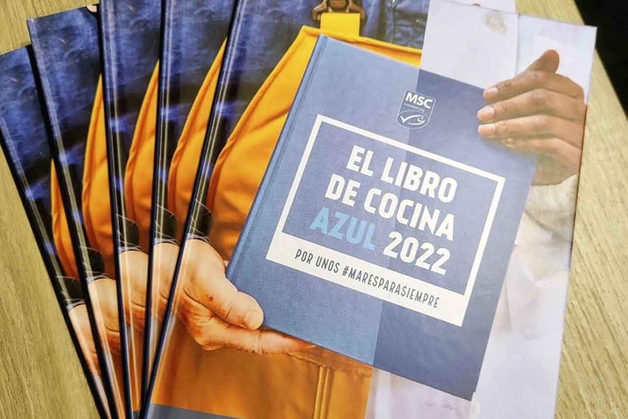 Un ejemplar de el 'Libro de Cocina Azul de pesca sostenible' / Foto: EP