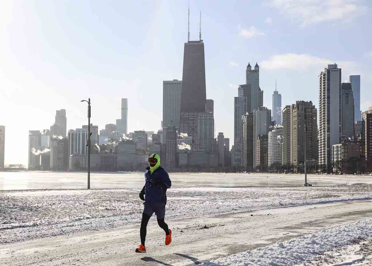 Un hombre corre por North Ave. Beach en Chicago, Estados Unidos, el 24 de diciembre de 2022 / Foto: EP