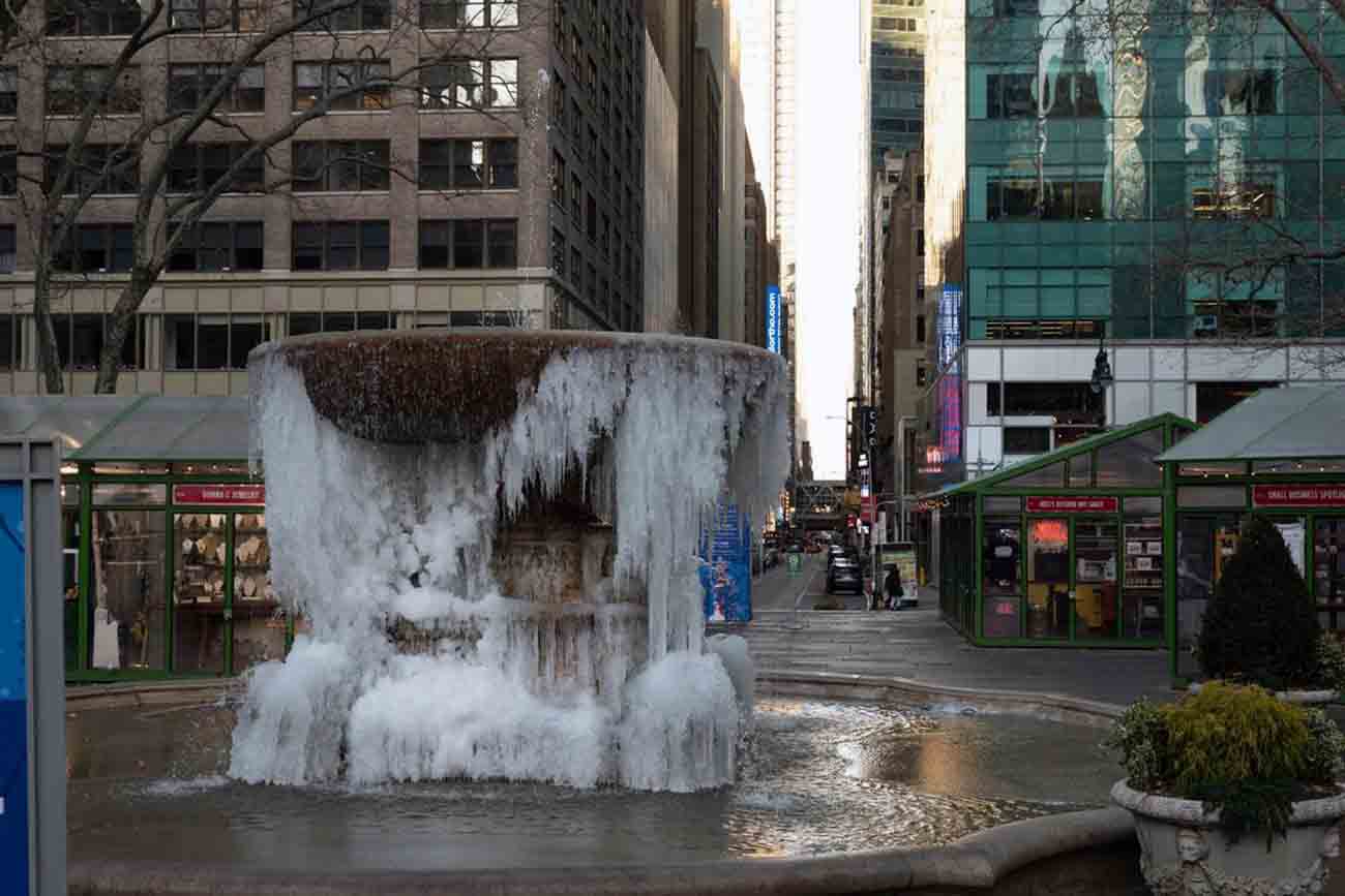 Una fuente helada en Nueva York. Ya son 50 los muertos por la ola de frío polar en EE UU / Foto: EP