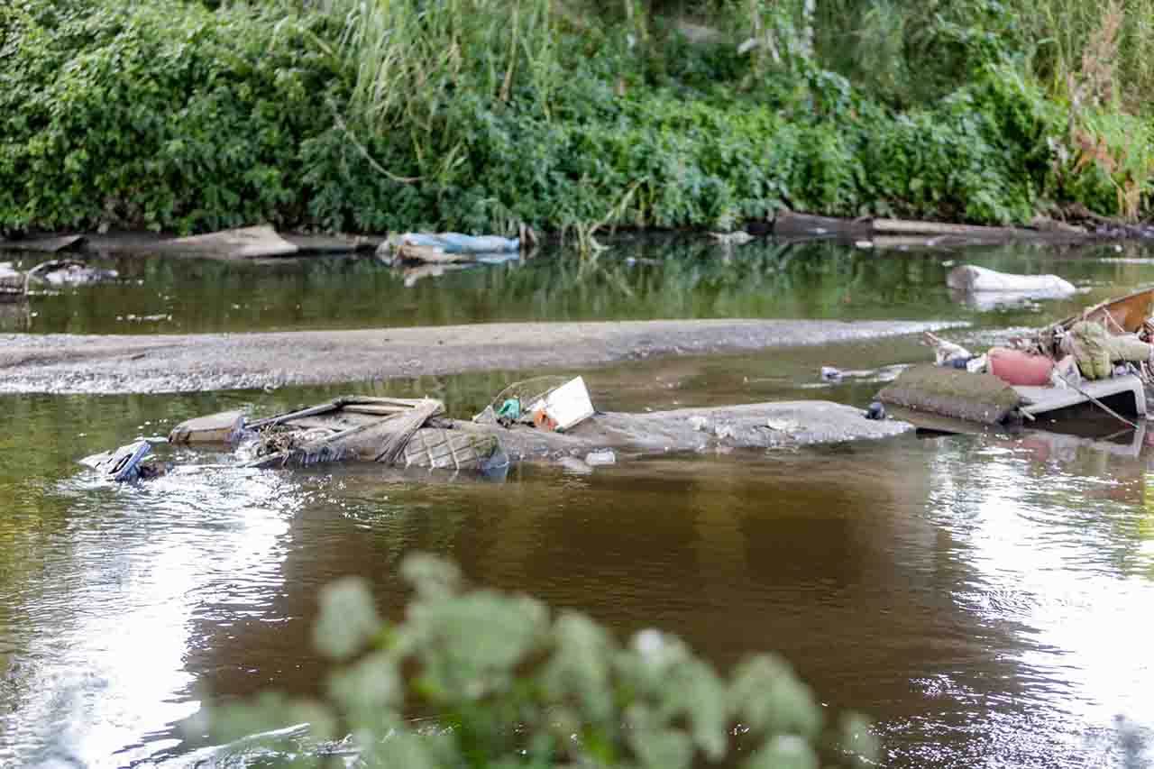 Basura y contaminación en el río Guadarrama en la localidad de Arroyomolinos. Ríos madrileños / Foto: Ricardo Rubio