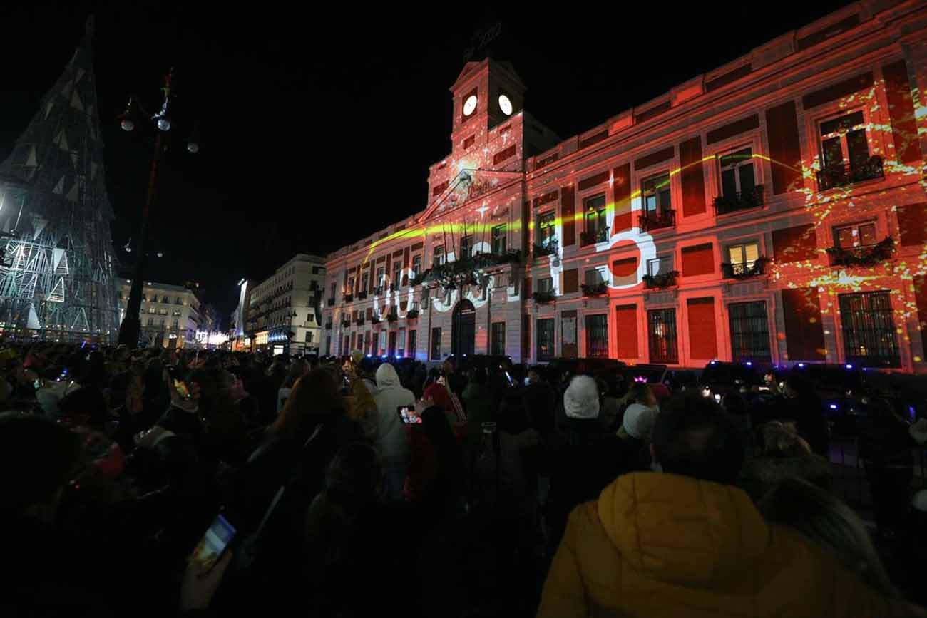 Espectáculo de luces en la fachada de la Puerta del Sol una hora antes de celebrar las Campanadas de Nochevieja, a 31 de diciembre de 2021, en Madrid, (España). Navidades con temperaturas moderadas / Foto: EP