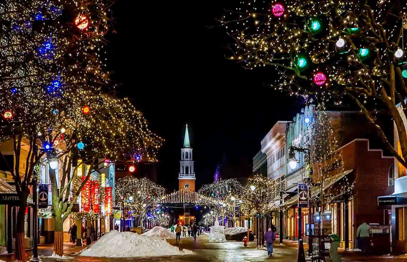 Una calle con iluminación de Navidad en la ciudad Burlington en el condado de Chittenden en el estado estadounidense de Vermont / Foto: Pixabay