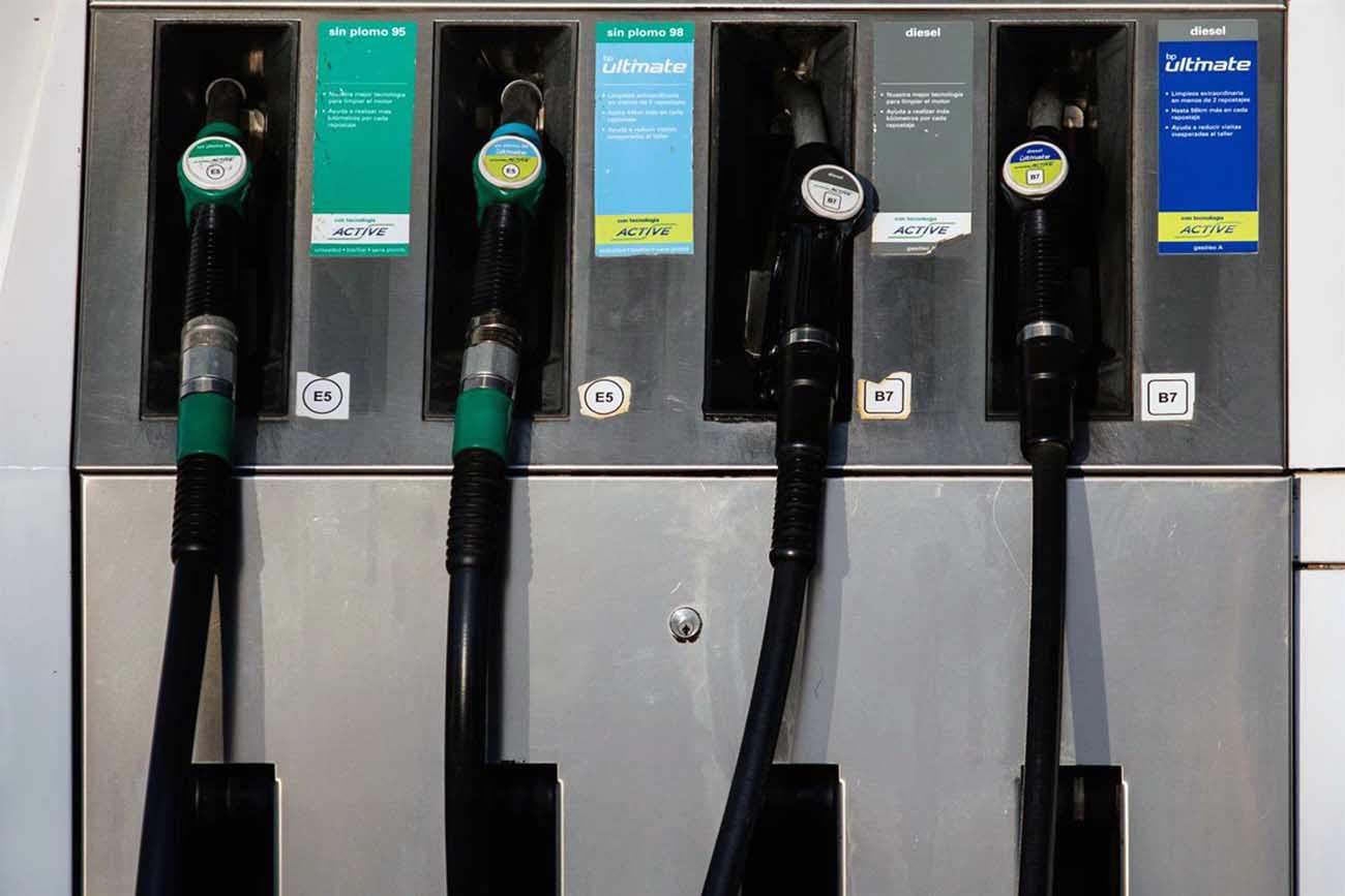 Mangueras de combustible en una gasolinera. El IPC se modera al 5,8% por luz y gasolinas / Foto: EP