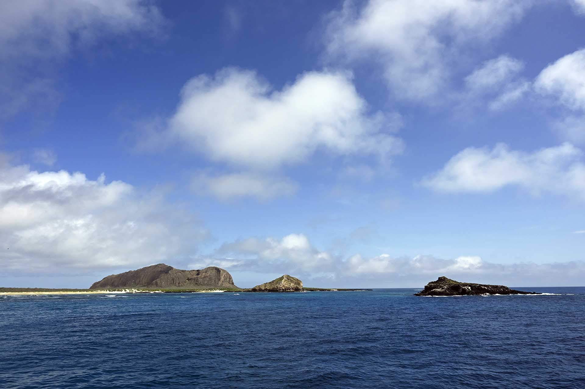 Islotes en Punta Pitt. El archipiélago de Colón o Islas Galápagos está compuesto por 13 islas mayores, 9 medianas y 107 islotes repartidos entre el hemisferio sur y el norte, algo que solo se da en otro archipiélago en todo el planeta / Foto: Alfons Rodríguez