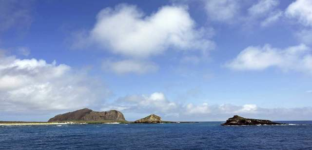 Islotes en Punta Pitt. El archipiélago de Colón o Islas Galápagos está compuesto por 13 islas mayores, 9 medianas y 107 islotes repartidos entre el hemisferio sur y el norte, algo que solo se da en otro archipiélago en todo el planeta / Foto: Alfons Rodríguez