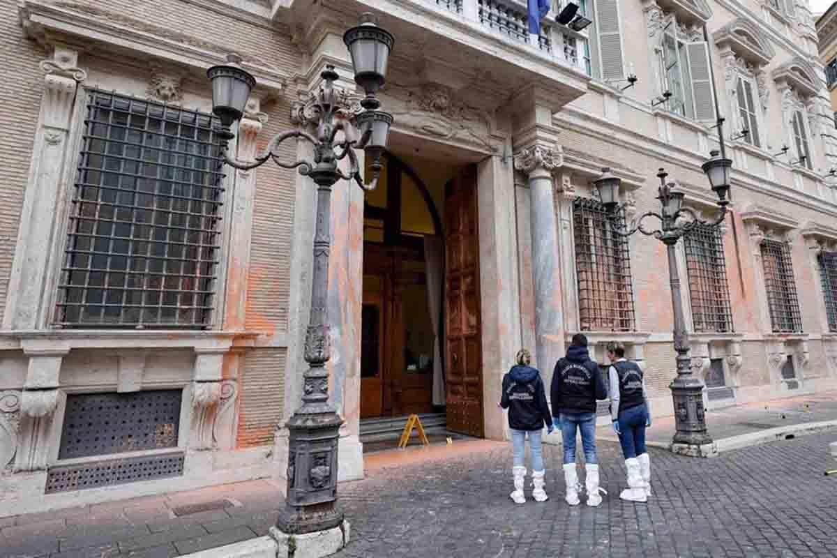 Rocían con pintura ecológica la fachada del Senado en Italia / Foto: Fabio Frustaci - EP