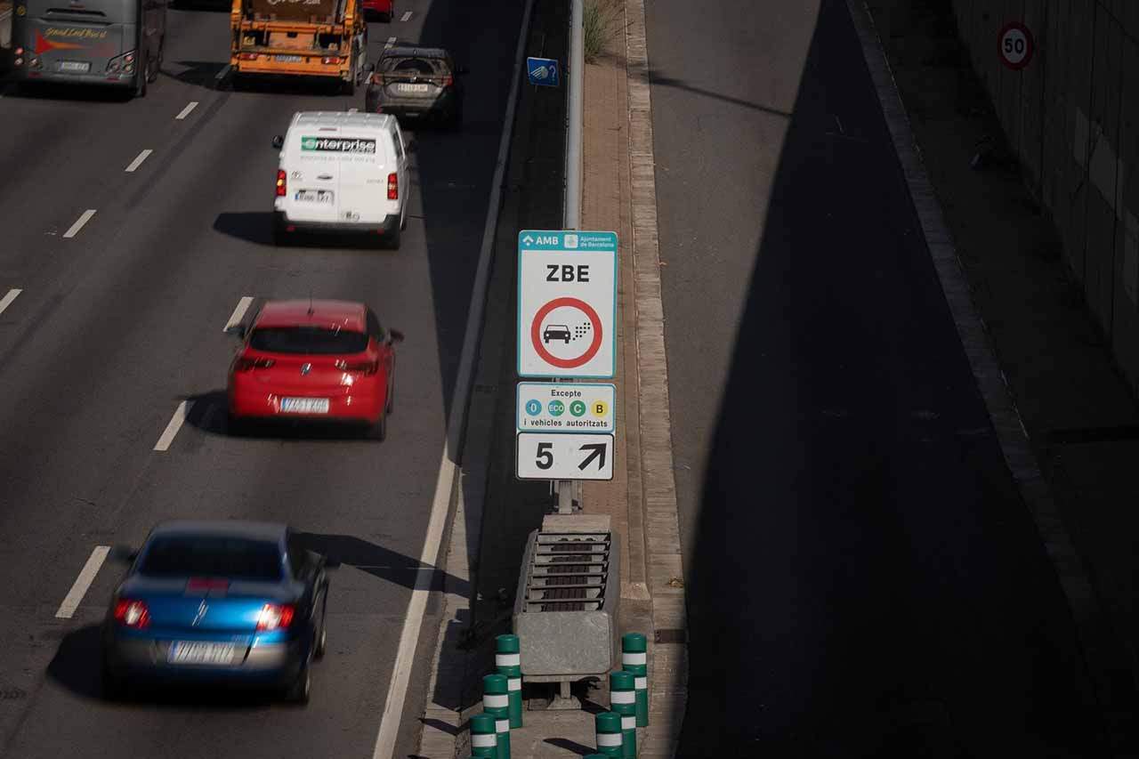 Barcelona incumplió en 2022 el límite anual de NO2. Cartel que delimita la ZBE, Barcelona / Foto: David Zorrakino
