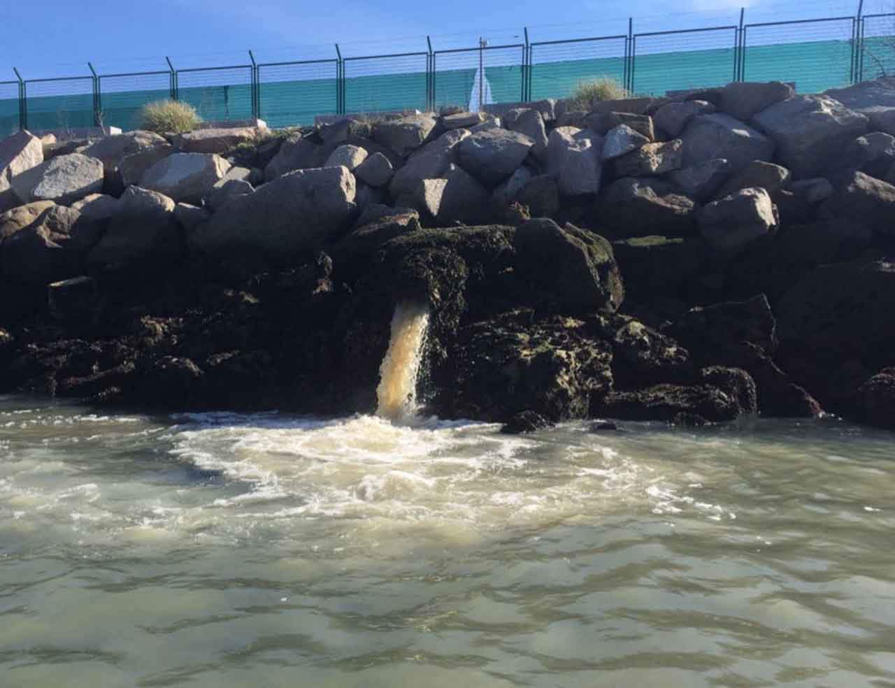 Constantes vertidos contaminantes a la Ría / Foto: Plataforma pola Defensa da Ría de Vigo-Cíes