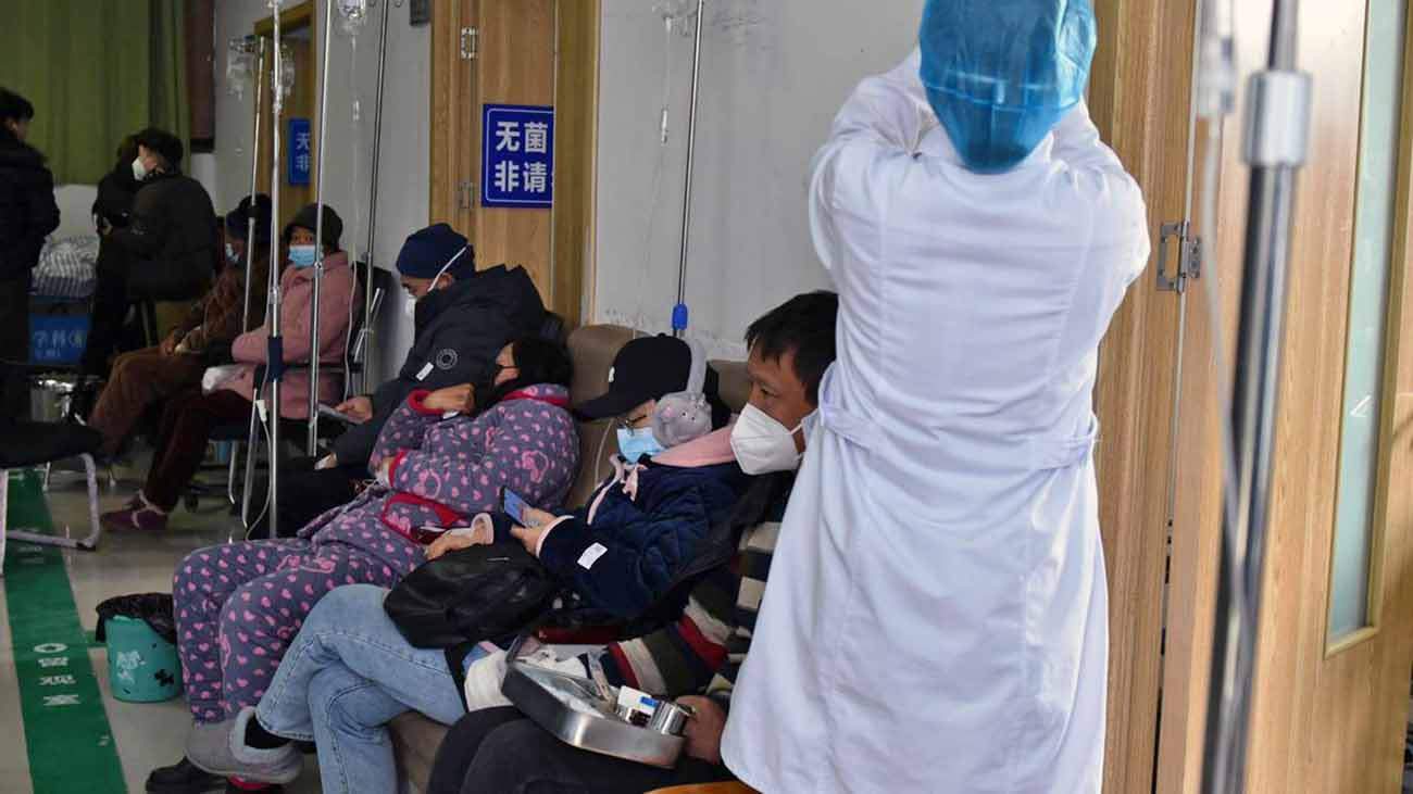 Una enfermera trata a pacientes infectados con COVID 19 en el Hospital Popular nº 2 de la ciudad de Fuyang (China), a 4 de enero de 2023 / Foto: EP
