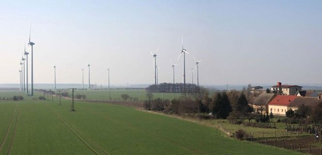 Decenas de aerogeneradores se alzan alrededor de Feldheim / Foto: Energiequelle