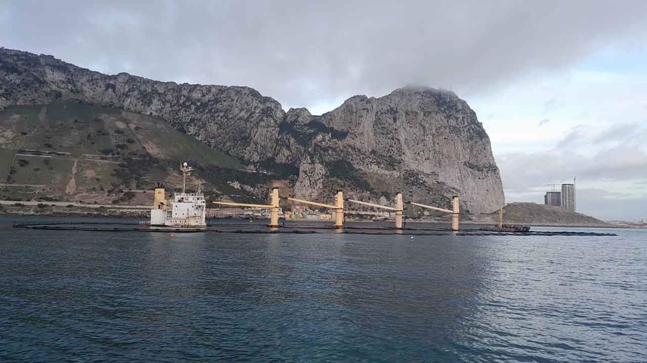 El buque OS35 se hundió frente a las costas de La Línea de la Concepción el pasado mes de agosto de 2022 / Foto: Verdemar Ecologistas en Acción