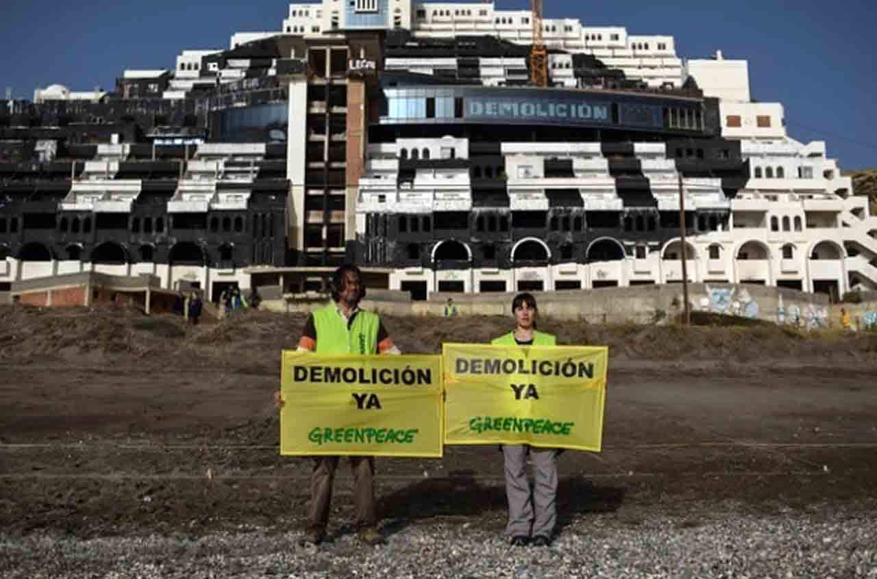 Activistas de Greenpeace frente al hotel de El Algarrobico