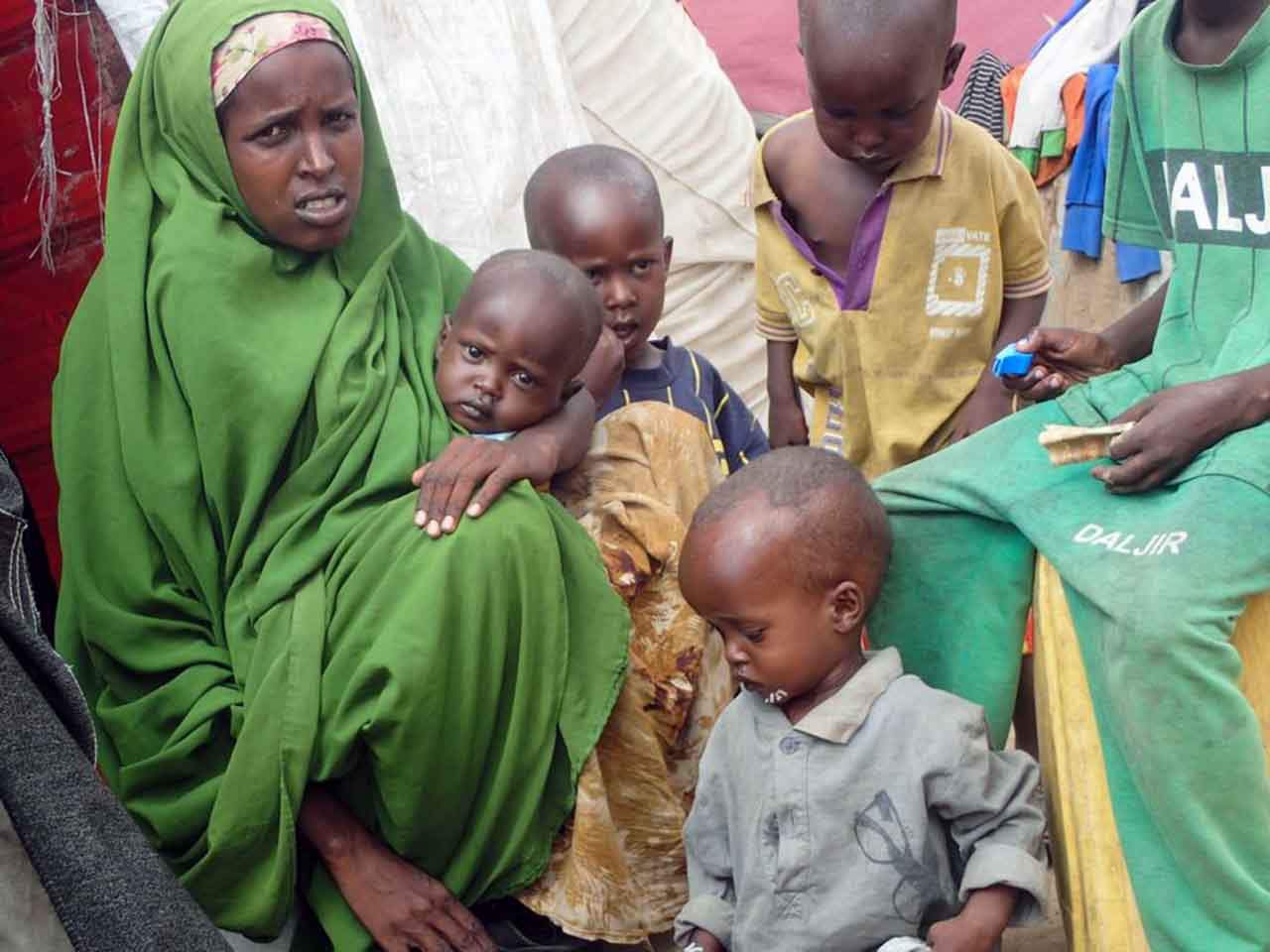 Safiyo Abdullahi, madre de seis niños, en Al-Hidaya, campamento para desplazados en Somalia. Situación alimentaria de más de 30 millones de niñas y niños / Foto: EP