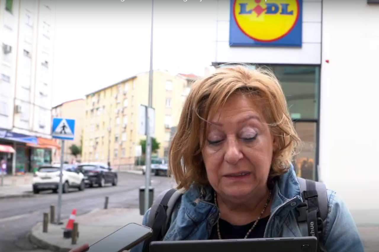 Expresión de rechazo de una clienta de Lidl al observar observar las imágenes que un trabajador infiltrado grabó en una granja de pollos de engorde ubicada en Villamanrique de la Condesa (Sevilla) / Imagen: Equalia