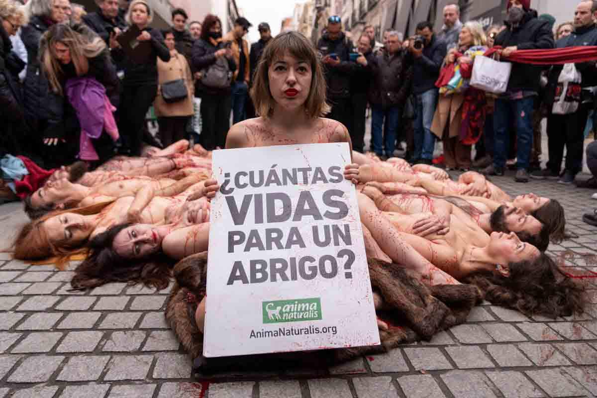 Acción de AnimaNaturalis para exigir cierre de granjas peleteras / Foto: AnimaNaturalis